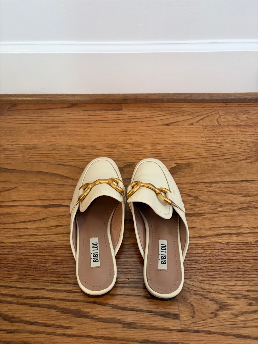 Bibi Lou Cream Chain-Accent Mule
